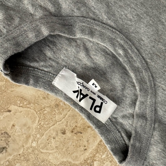 Comme Des Garçons PLAY women's grey tee with gold heart size small - Picture 2 of 2